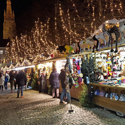 Kerstmarkt met verlichte kerstkramen